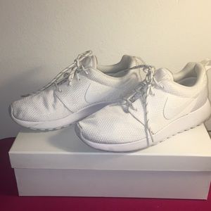 All white nike Roshe One